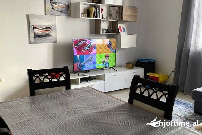 Shtepi me qera Apartament ne Tirane, 3+1, Mobilimi E mobiluar, Pagesa 500  Euro.