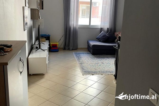 Shtepi me qera Apartament ne Tirane, 3+1, Mobilimi E mobiluar, Pagesa 500  Euro.