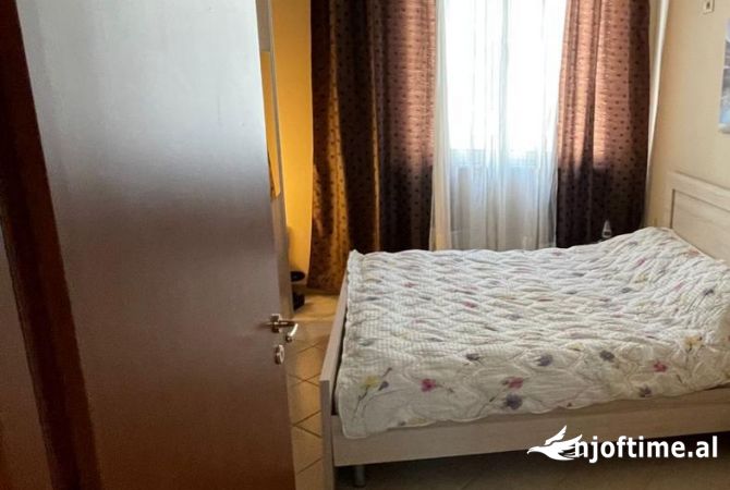 Shtepi me qera Apartament ne Tirane, 3+1, Mobilimi E mobiluar, Pagesa 500  Euro.