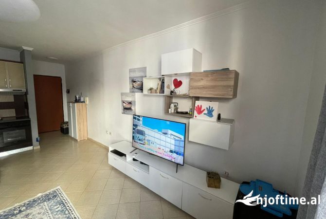 Shtepi me qera Apartament ne Tirane, 3+1, Mobilimi E mobiluar, Pagesa 500  Euro.