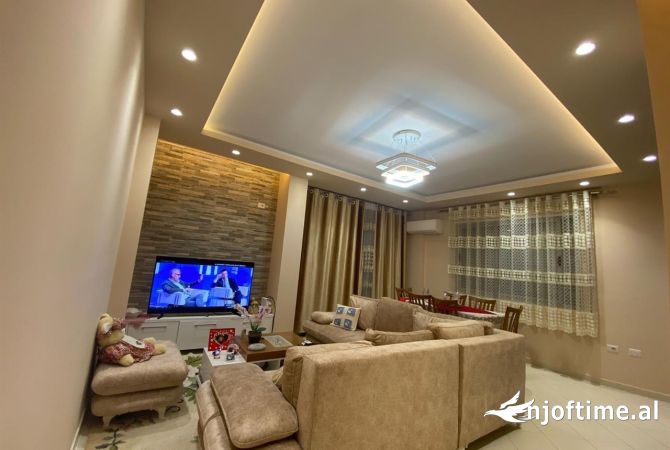 Super Apartament 2+1+2 me qera ne Fresk, prane Restorant Freskut (500 Euro)