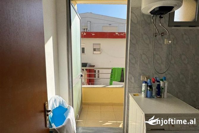 Shtepi ne shitje Apartament ne Tirane, 1+1, Mobilimi Pjeserisht e mobiluar, Pagesa 90,000  Euro.