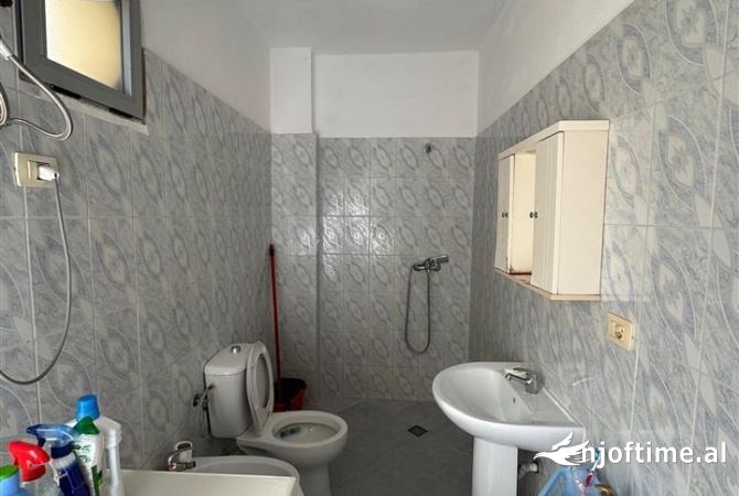 Shtepi ne shitje Apartament ne Tirane, 1+1, Mobilimi Pjeserisht e mobiluar, Pagesa 90,000  Euro.