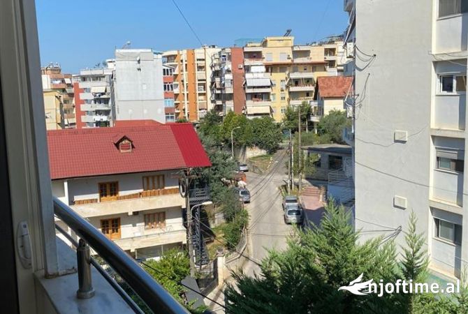 Shtepi ne shitje Apartament ne Tirane, 1+1, Mobilimi E mobiluar, Pagesa 97,000  Euro.