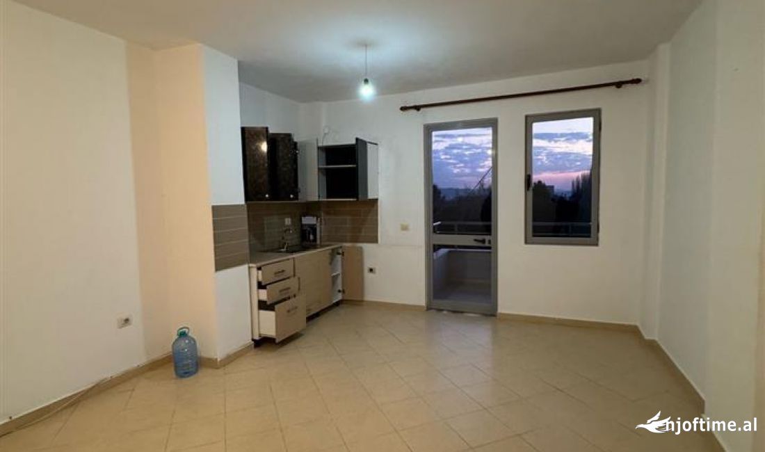 Shtepi ne shitje Apartament ne Tirane, 1+1, Mobilimi Bosh, pa mobiluar, Pagesa 82,000  Euro.