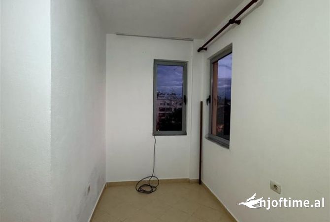 Shtepi ne shitje Apartament ne Tirane, 1+1, Mobilimi Bosh, pa mobiluar, Pagesa 82,000  Euro.
