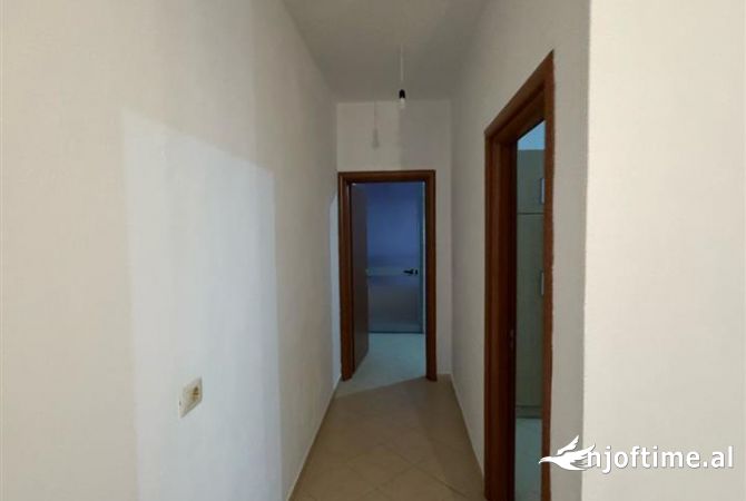 Shtepi ne shitje Apartament ne Tirane, 1+1, Mobilimi Bosh, pa mobiluar, Pagesa 82,000  Euro.