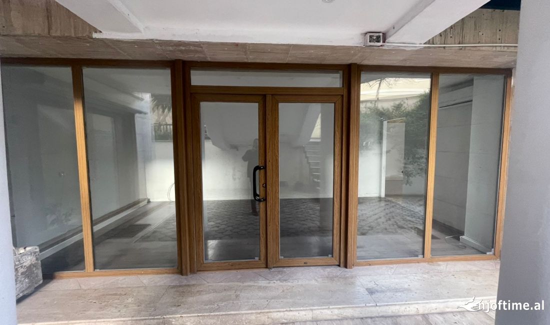 Ambient biznesi me qera 186 m2, Pazari i Ri, 2000 Euro