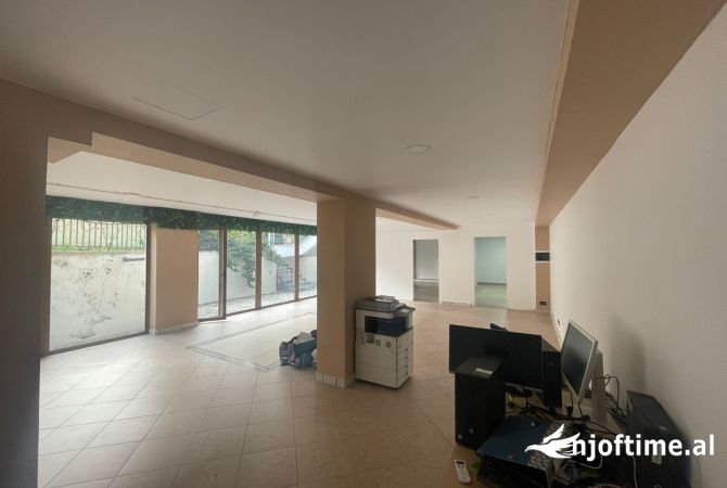 Ambient biznesi me qera 186 m2, Pazari i Ri, 2000 Euro