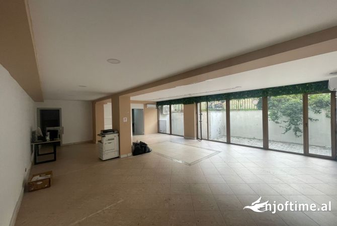 Ambient biznesi me qera 186 m2, Pazari i Ri, 2000 Euro