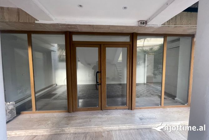 Ambient biznesi me qera 186 m2, Pazari i Ri, 2000 Euro