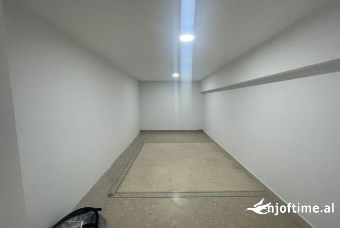 Ambient biznesi me qera 186 m2, Pazari i Ri, 2000 Euro
