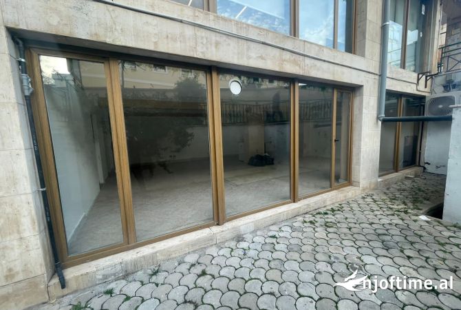 Ambient biznesi me qera 186 m2, Pazari i Ri, 2000 Euro
