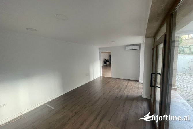 Ambient biznesi me qera 186 m2, Pazari i Ri, 2000 Euro