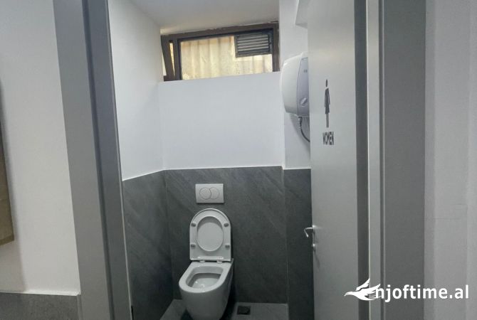 Ambient biznesi me qera 186 m2, Pazari i Ri, 2000 Euro