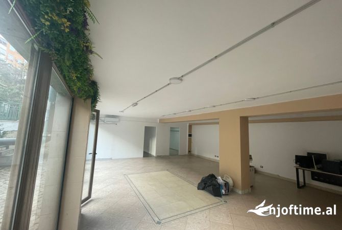 Ambient biznesi me qera 186 m2, Pazari i Ri, 2000 Euro