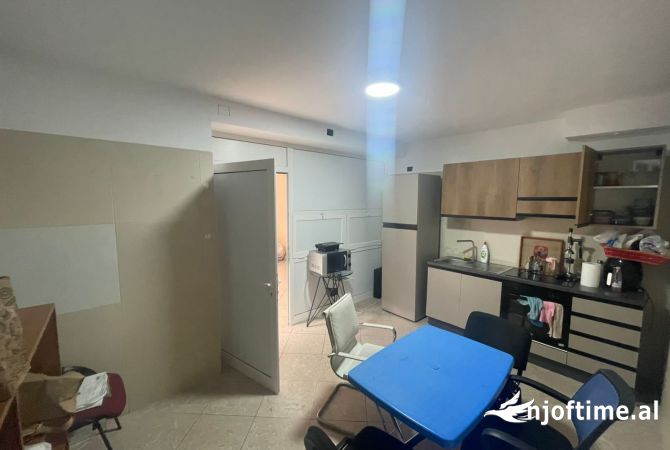 Ambient biznesi me qera 186 m2, Pazari i Ri, 2000 Euro