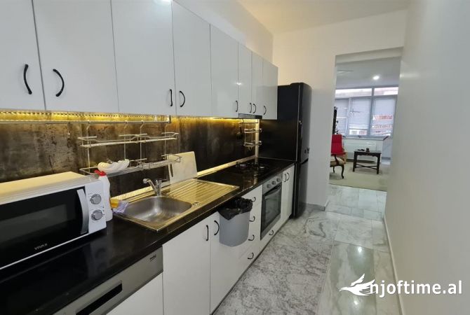 Apartament me qera ne Bllok, prane Juridikut (600 Euro)