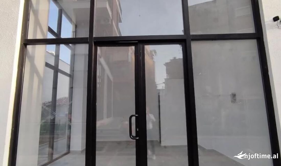 Dyqan me qera prane Selvise, Rruga Gjon Buzuku (400 Euro)