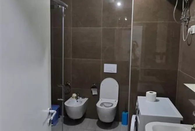 Shtepi me qera Apartament ne Tirane, 2+1, Mobilimi E mobiluar, Pagesa 45,000  Leke.