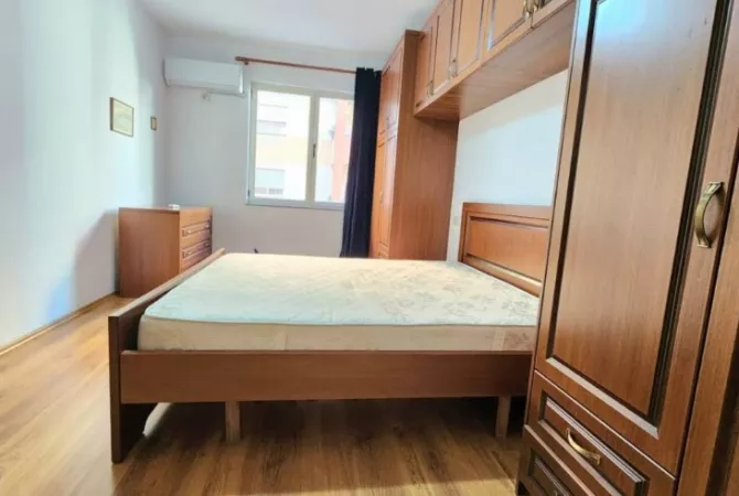 Shtepi me qera Apartament ne Tirane, 2+1, Mobilimi E mobiluar, Pagesa 50,000  Leke.