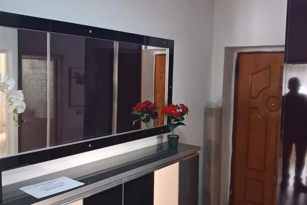 Shtepi me qera Apartament ne Tirane, 1+1, Mobilimi E mobiluar, Pagesa 42,000  Leke.