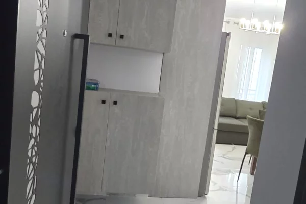 Shtepi me qera Apartament ne Tirane, 2+1, Mobilimi E mobiluar, Pagesa 670  Euro.