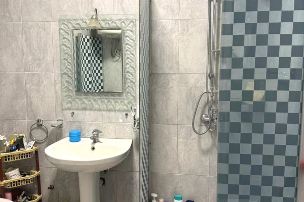 Shtepi me qera Apartament ne Tirane, 2+1, Mobilimi E mobiluar, Pagesa 450  Euro.