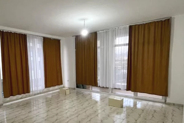 Shtepi me qera Apartament ne Tirane, 2+1, Mobilimi Pjeserisht e mobiluar, Pagesa 65,000  Leke.
