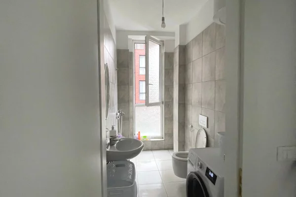 Shtepi me qera Apartament ne Tirane, 2+1, Mobilimi Pjeserisht e mobiluar, Pagesa 65,000  Leke.