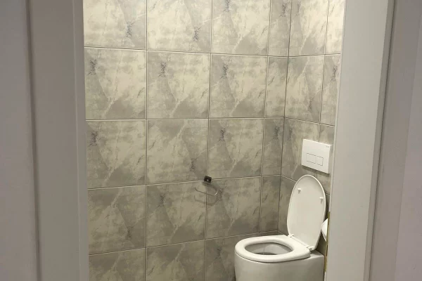 Shtepi me qera Apartament ne Tirane, 2+1, Mobilimi Pjeserisht e mobiluar, Pagesa 65,000  Leke.