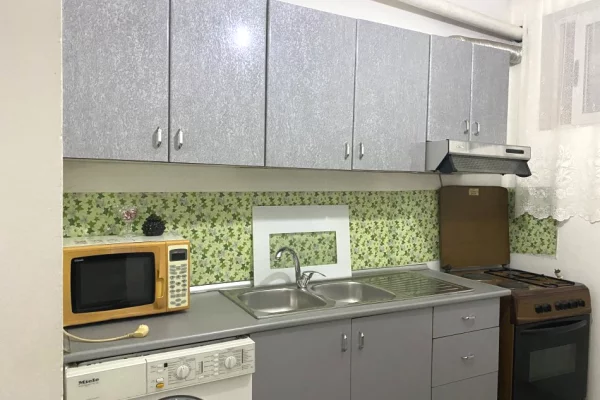 Shtepi me qera Apartament ne Tirane, Garsoniere, Mobilimi E mobiluar, Pagesa 300  Euro.