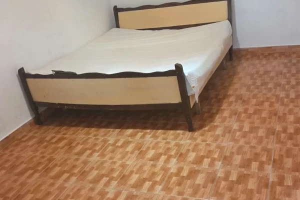 Shtepi me qera Apartament ne Tirane, 1+1, Mobilimi Pjeserisht e mobiluar, Pagesa 40,000  Leke.