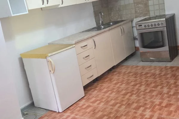 Shtepi me qera Apartament ne Tirane, 1+1, Mobilimi Pjeserisht e mobiluar, Pagesa 40,000  Leke.