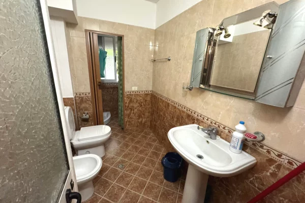 Shtepi me qera Apartament ne Tirane, 2+1, Mobilimi E mobiluar, Pagesa 40,000  Leke.