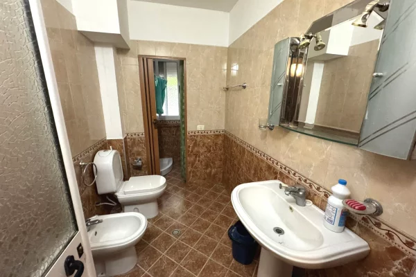 Shtepi me qera Apartament ne Tirane, 2+1, Mobilimi E mobiluar, Pagesa 40,000  Leke.