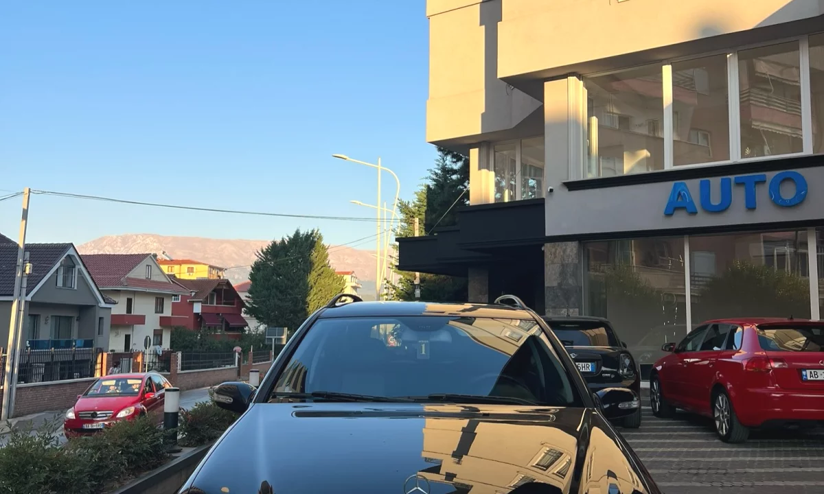 Makina ne shitje ne Pogradec, Mercedes-Benz, 2007 gasoline-gas,Kambio Automatik Pagesa 4,300  Euro.