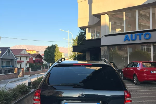 Makina ne shitje ne Pogradec, Mercedes-Benz, 2007 gasoline-gas,Kambio Automatik Pagesa 4,300  Euro.
