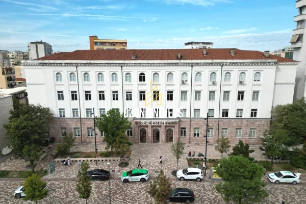 Vilë 3-Katëshe në Shitje, pas Fakultetit të Shkencave