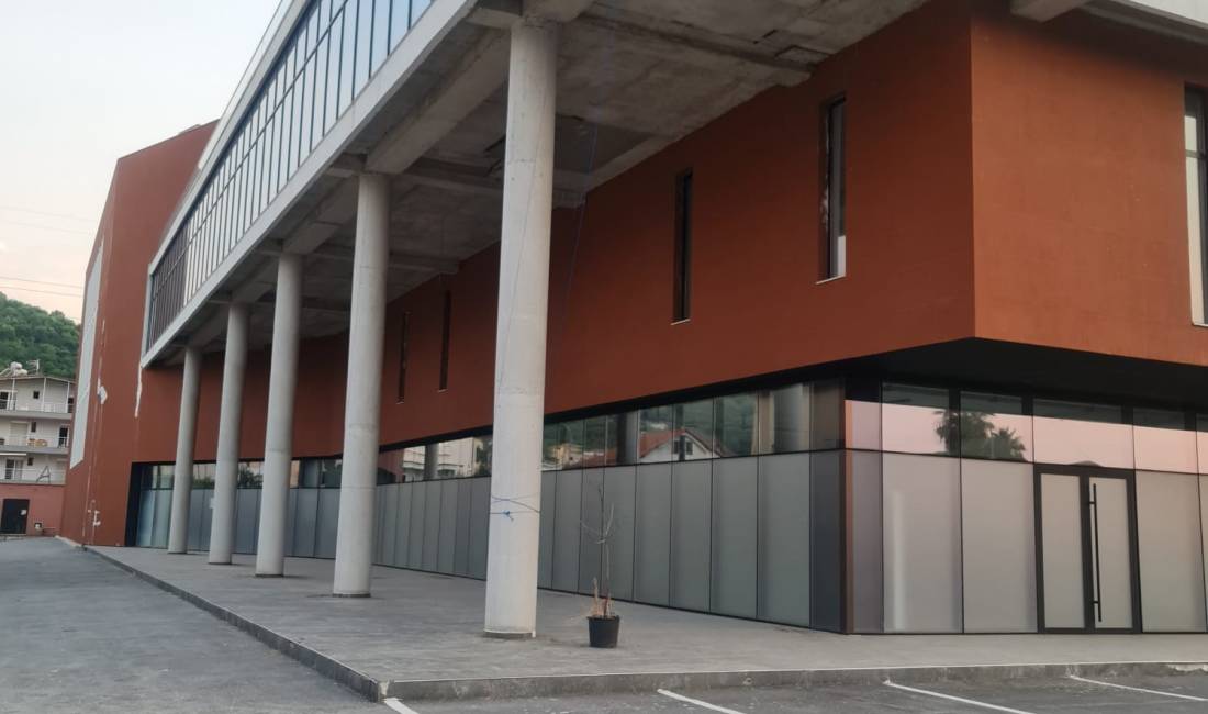 Jepet Godine multifunksionale me qera 