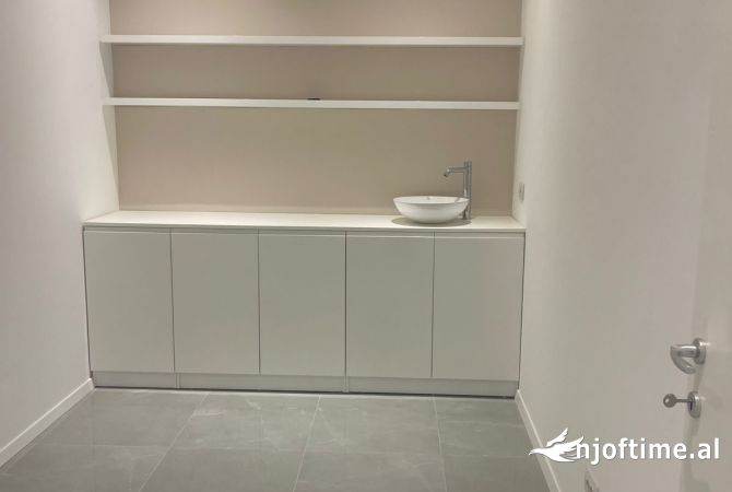 Jepet ambjent bisnesi me qera prane Harry Fultz