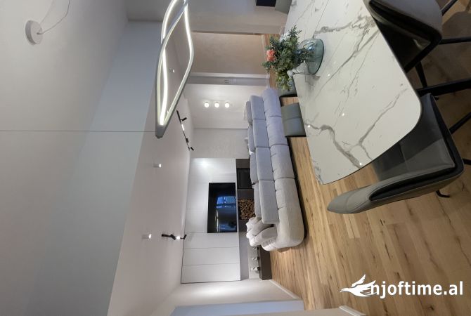 Shtepi ne shitje Penthose(kati i fundit panoramik) ne Tirane, 4+1, Mobilimi E mobiluar, Pagesa 650,000  Euro.