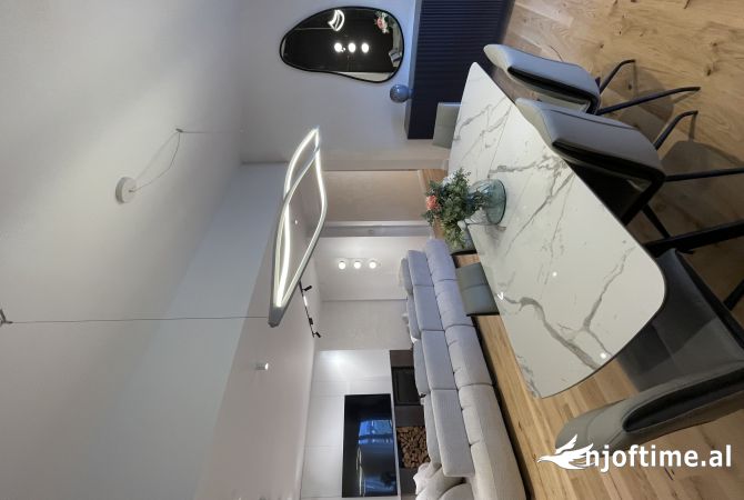 Shtepi ne shitje Penthose(kati i fundit panoramik) ne Tirane, 4+1, Mobilimi E mobiluar, Pagesa 650,000  Euro.