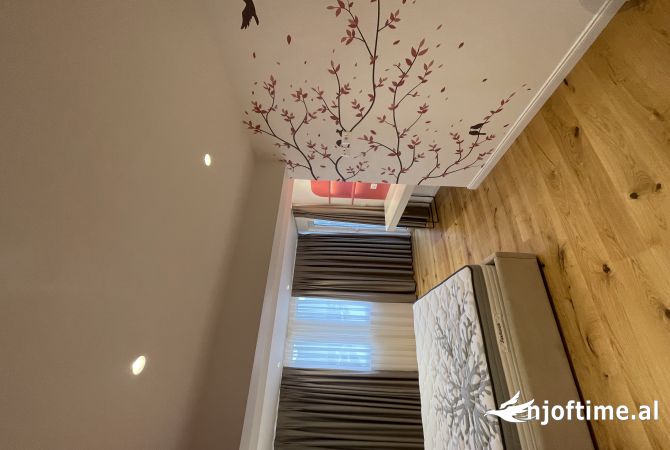 Shtepi ne shitje Penthose(kati i fundit panoramik) ne Tirane, 4+1, Mobilimi E mobiluar, Pagesa 650,000  Euro.