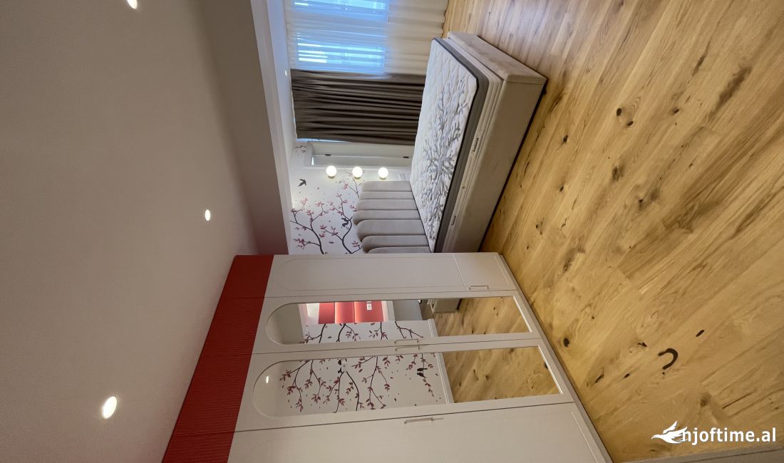 Shtepi ne shitje Penthose(kati i fundit panoramik) ne Tirane, 4+1, Mobilimi E mobiluar, Pagesa 650,000  Euro.