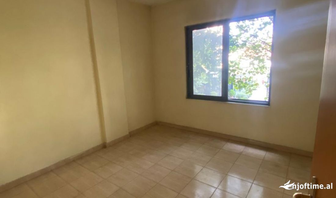 Shtepi ne shitje Apartament ne Tirane, 3+1, Mobilimi Bosh, pa mobiluar, Pagesa 84,000  Euro.