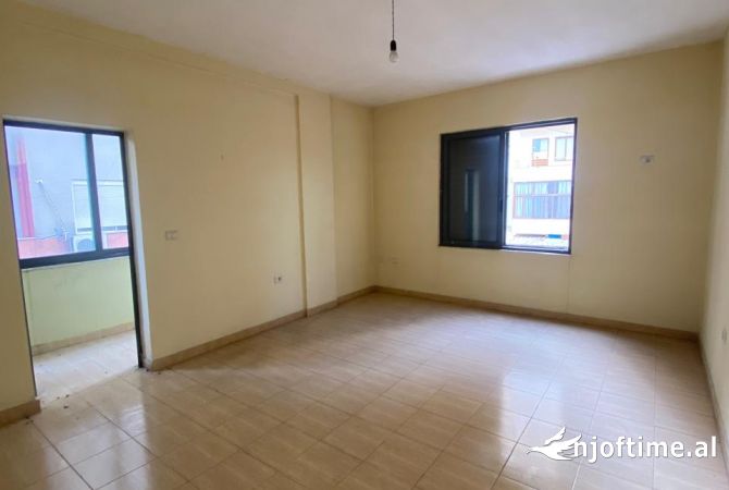 Shtepi ne shitje Apartament ne Tirane, 3+1, Mobilimi Bosh, pa mobiluar, Pagesa 84,000  Euro.