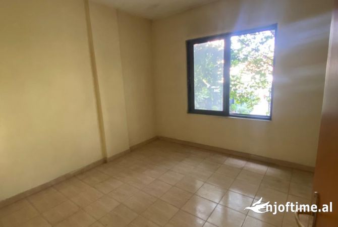 Shitet apartament 3+1 Kamez