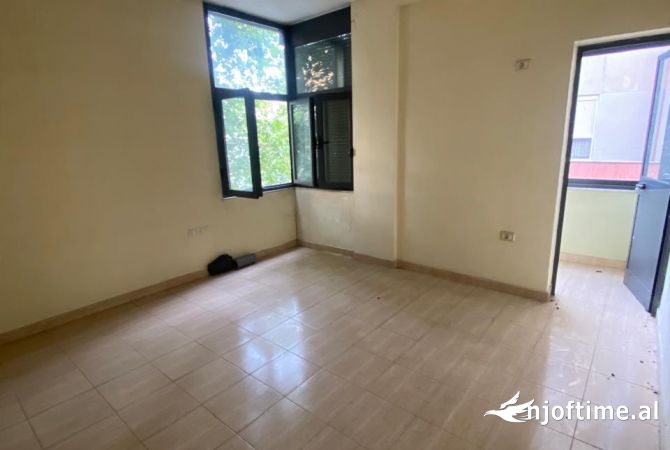 Shtepi ne shitje Apartament ne Tirane, 3+1, Mobilimi Bosh, pa mobiluar, Pagesa 84,000  Euro.