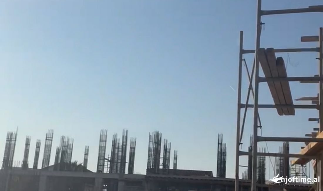 Shtepi ne shitje Apartament ne Tirane, 2+1, Mobilimi Bosh, pa mobiluar, Pagesa 70,000  Euro.